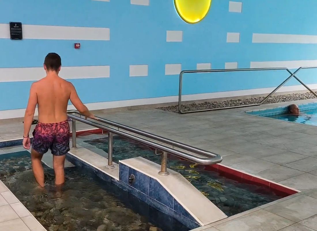 momak šeta u bazenu u kuršumlijskoj banji