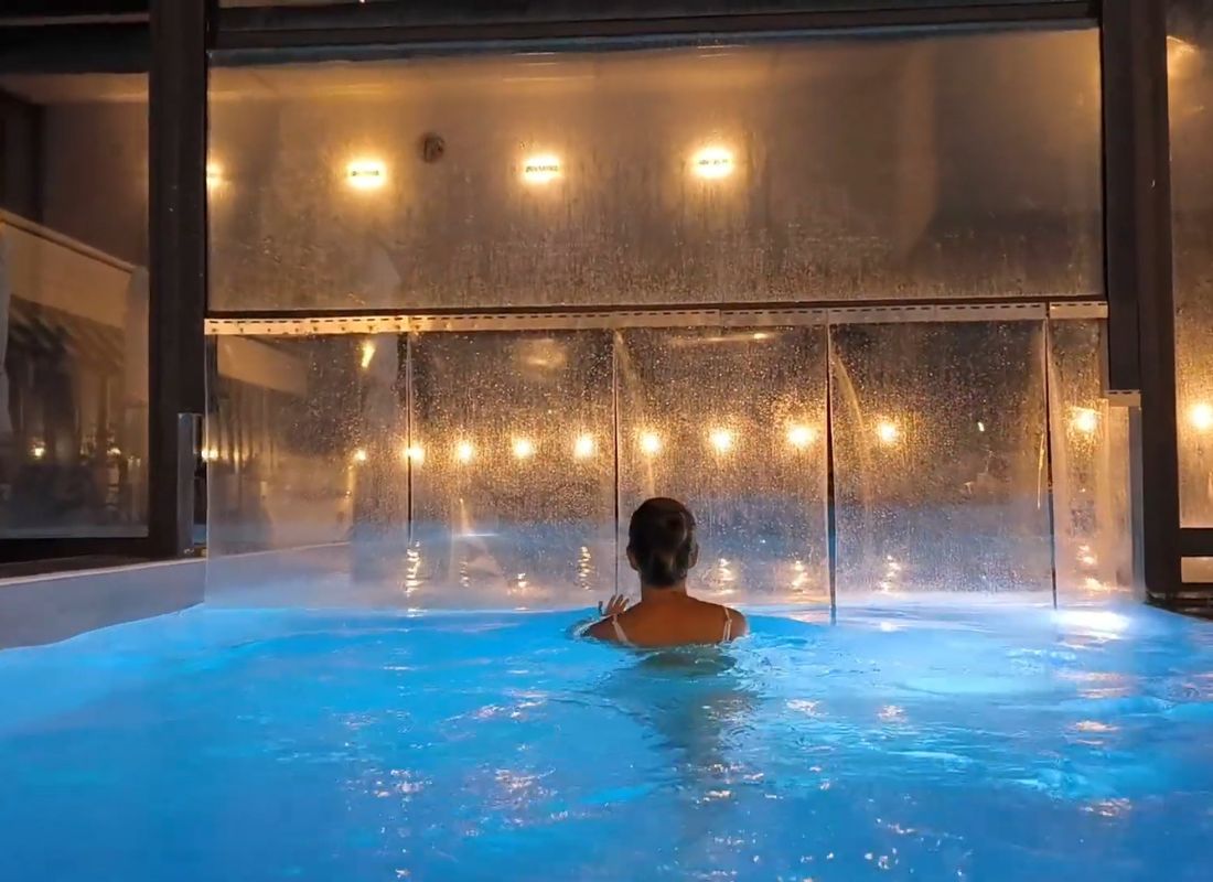 devojka pliva u bazenu u kuršumlijskoj banji