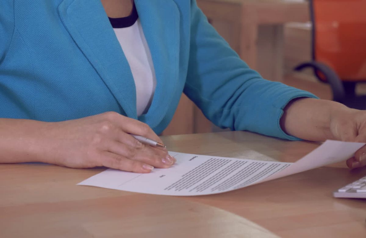 Tabela prikazuje koje zemlje traže saglasnost i prevod dokumenata pri putovanju jednog roditelja s detetom.
