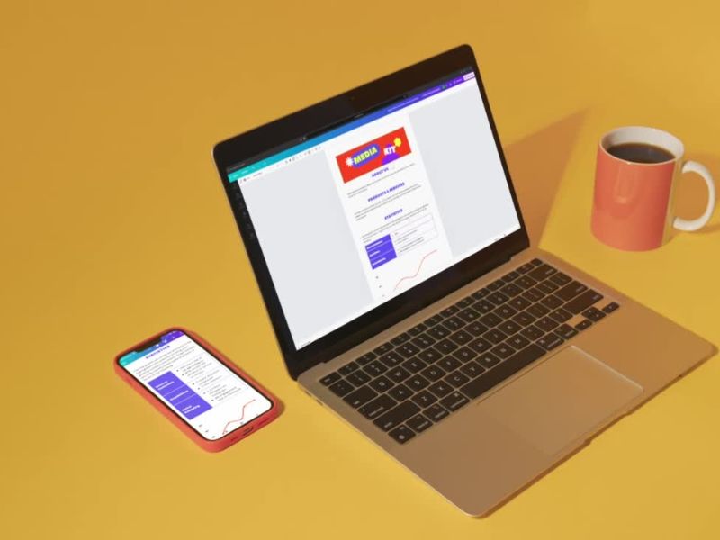 Laptop, telefon i kafa na žutoj pozadini