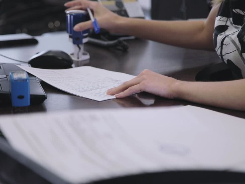 Notar overava i proverava dokumentaciju