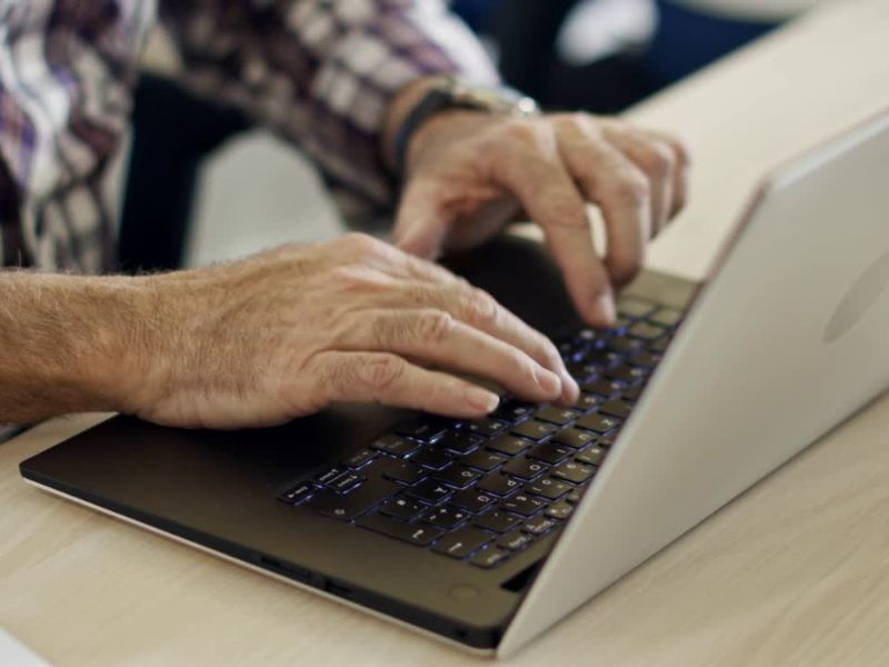 Osoba srednjih godina koristi laptop