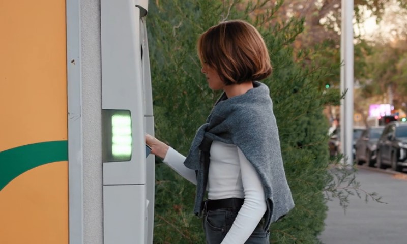 Žena podiže pare sa bankomata