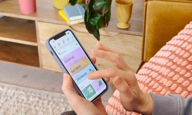 Osoba koristi mobilnu aplikaciju banke na mobilnom telefonu