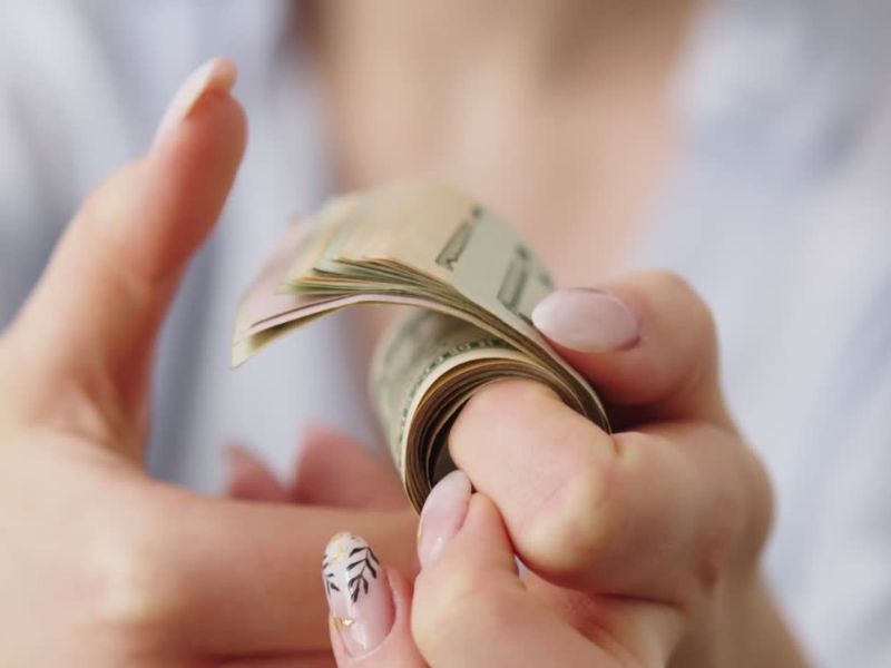 devojka drži novac u ruci