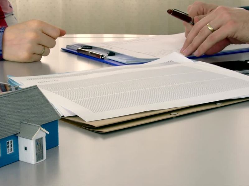 osoba popunjava izjavu o prihvatanju ponude prava preče kupovine