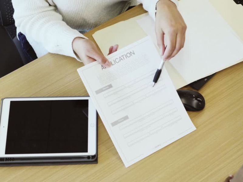 osoba podnosi zahtev za stambeni kredit