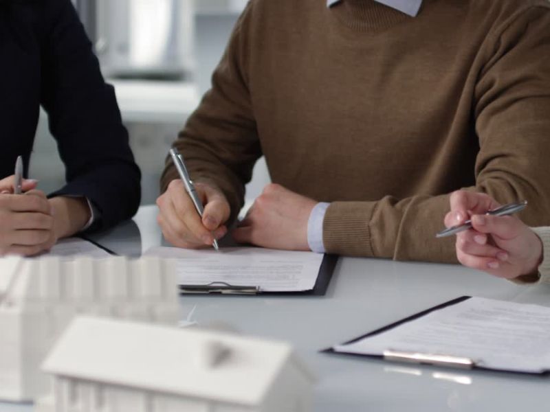 tri osobe potpisuju dokumetaciju 