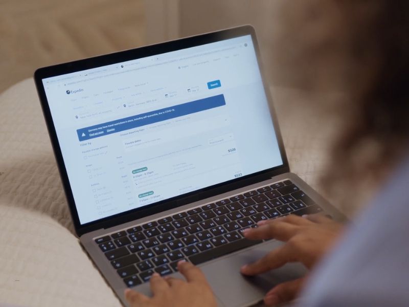 osoba optimizuje stranice na google