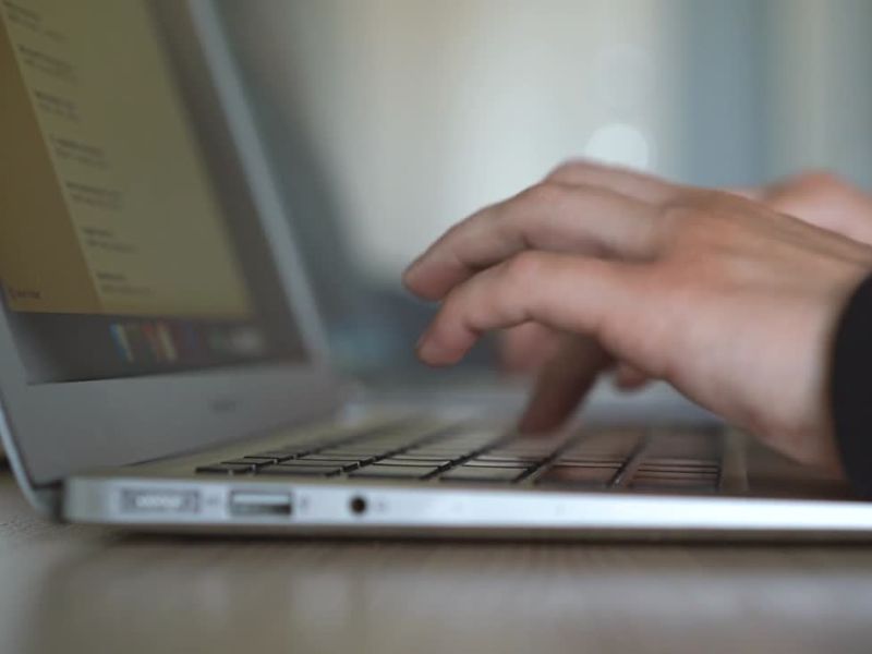 osoba piše blog post