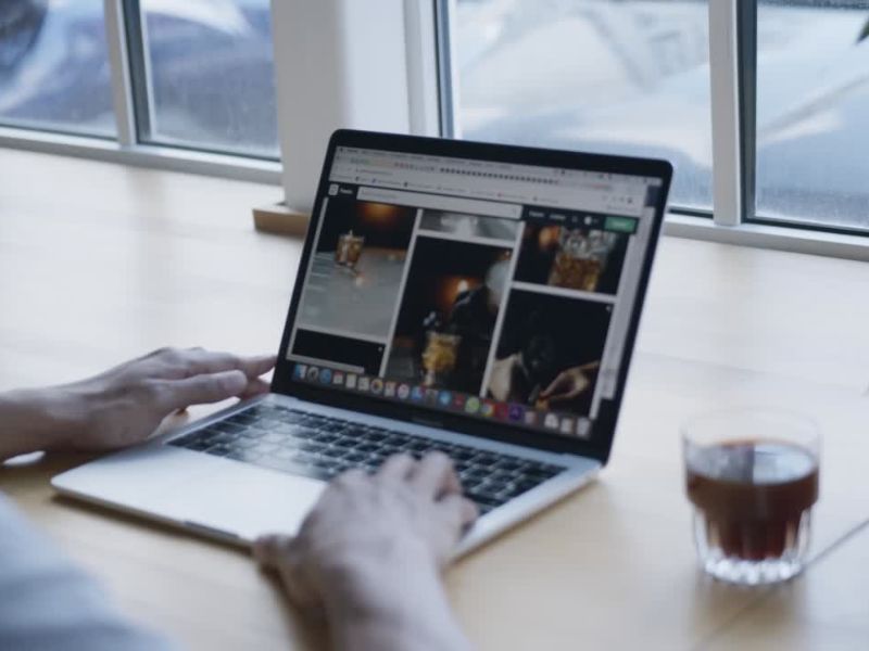 momak lista sajt na laptopu, šolja kafe pored njega