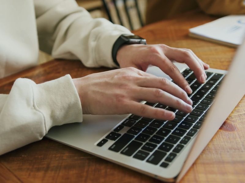 osoba koristi laptop