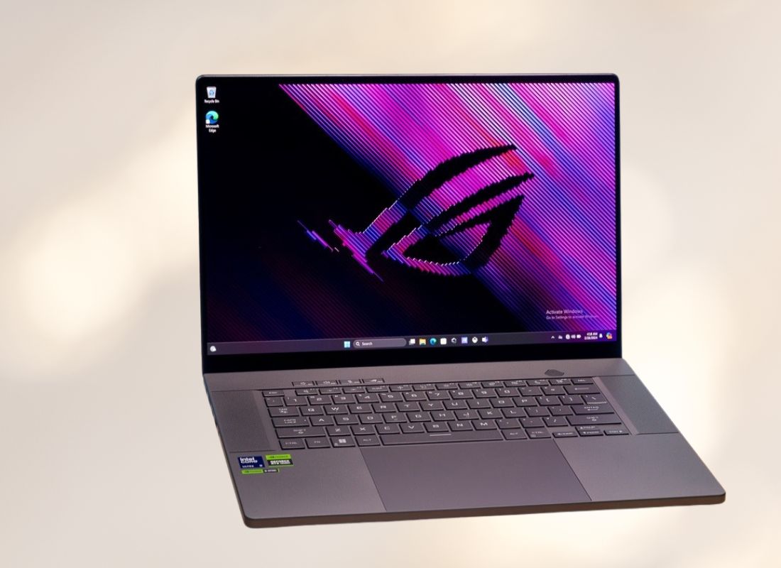 ASUS ROG Zephyrus G16 laptop na svetloj pozadini