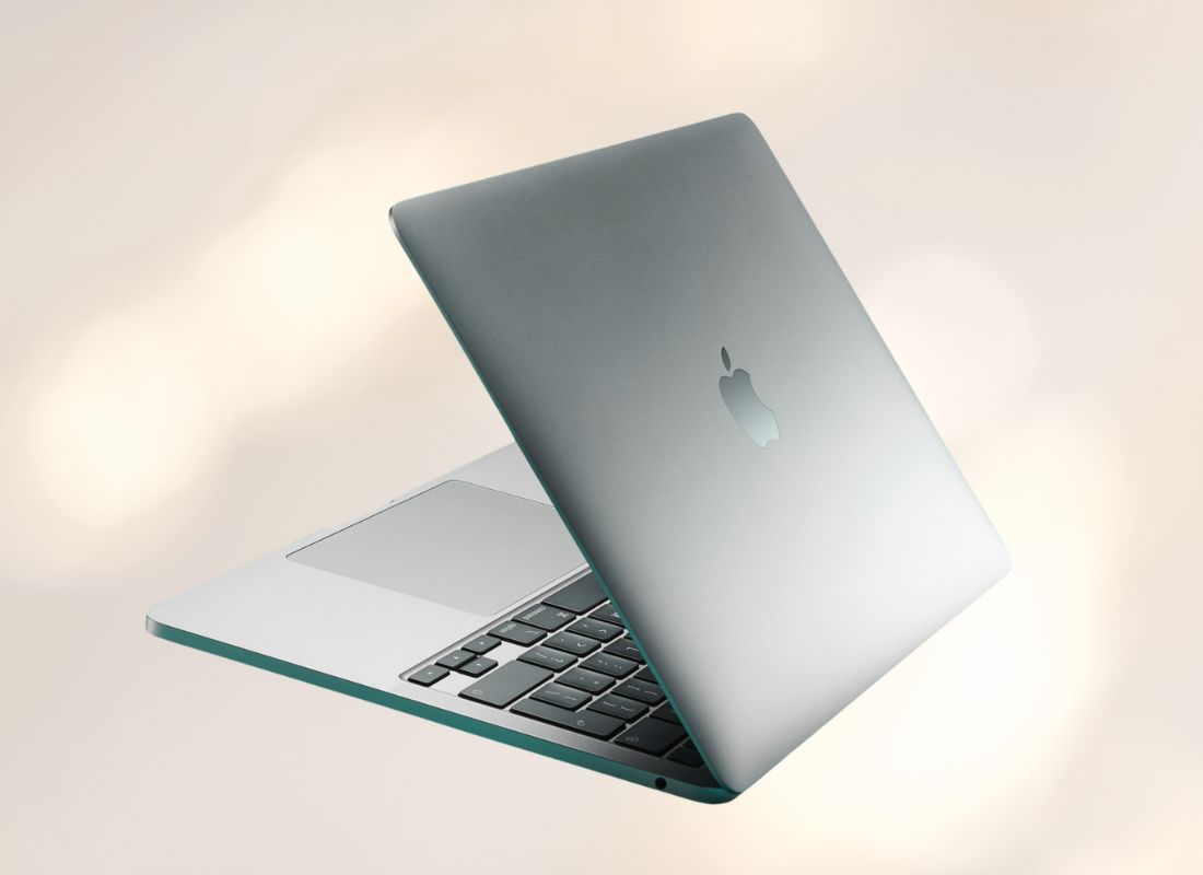 Apple MacBook Pro sive boje na svetloj pozadini