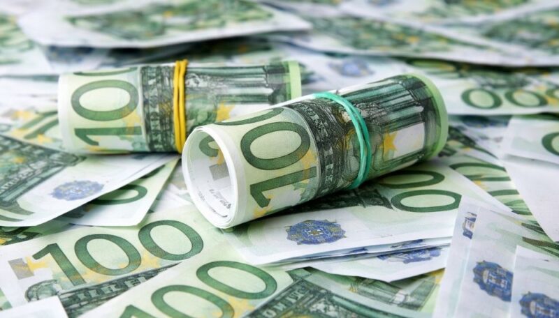 Novčanice od 100 evra kao simbol prihoda i finansijske računice u Evroligi