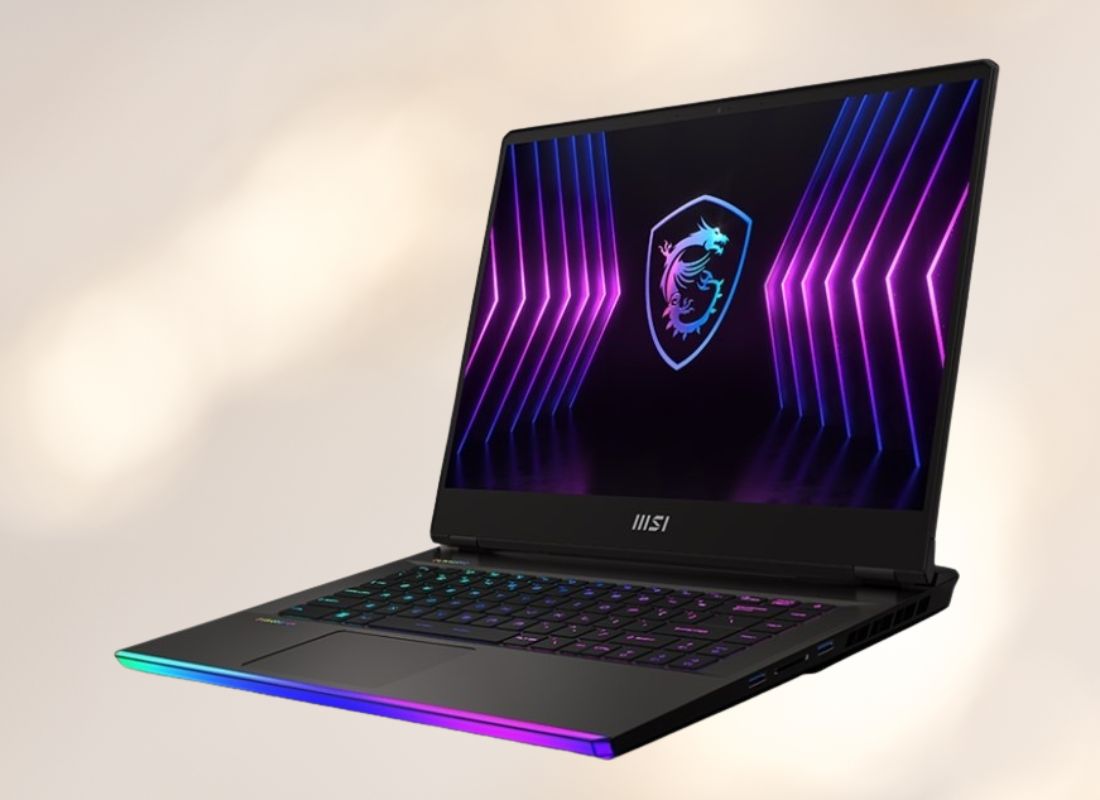 MSI Raider 16 laptop na svetloj pozadini