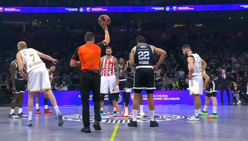 Igrači Crvene zvezde i Partizana na centru terena tokom utakmice pred punim tribinama