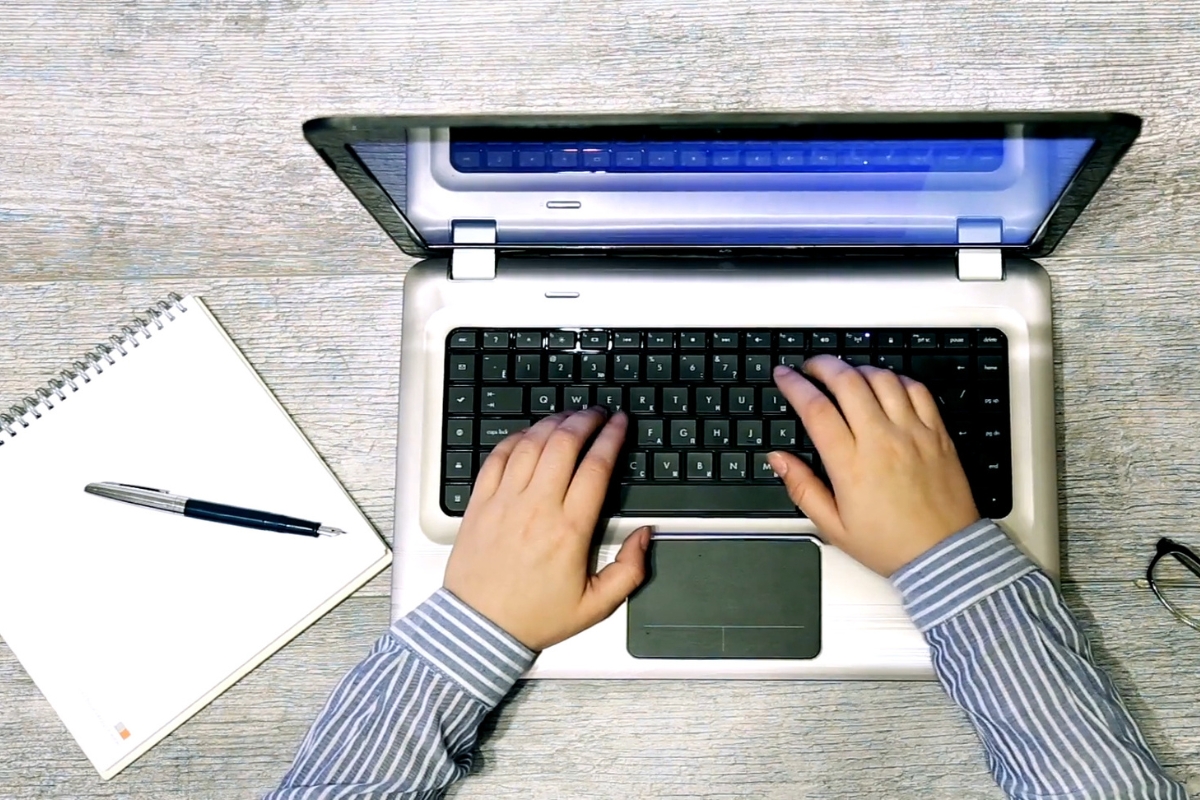 muška osoba koristi laptop