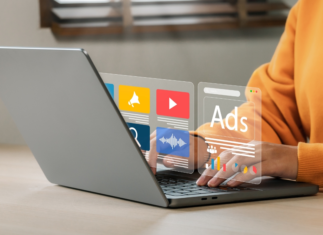 osoba koristi laptop