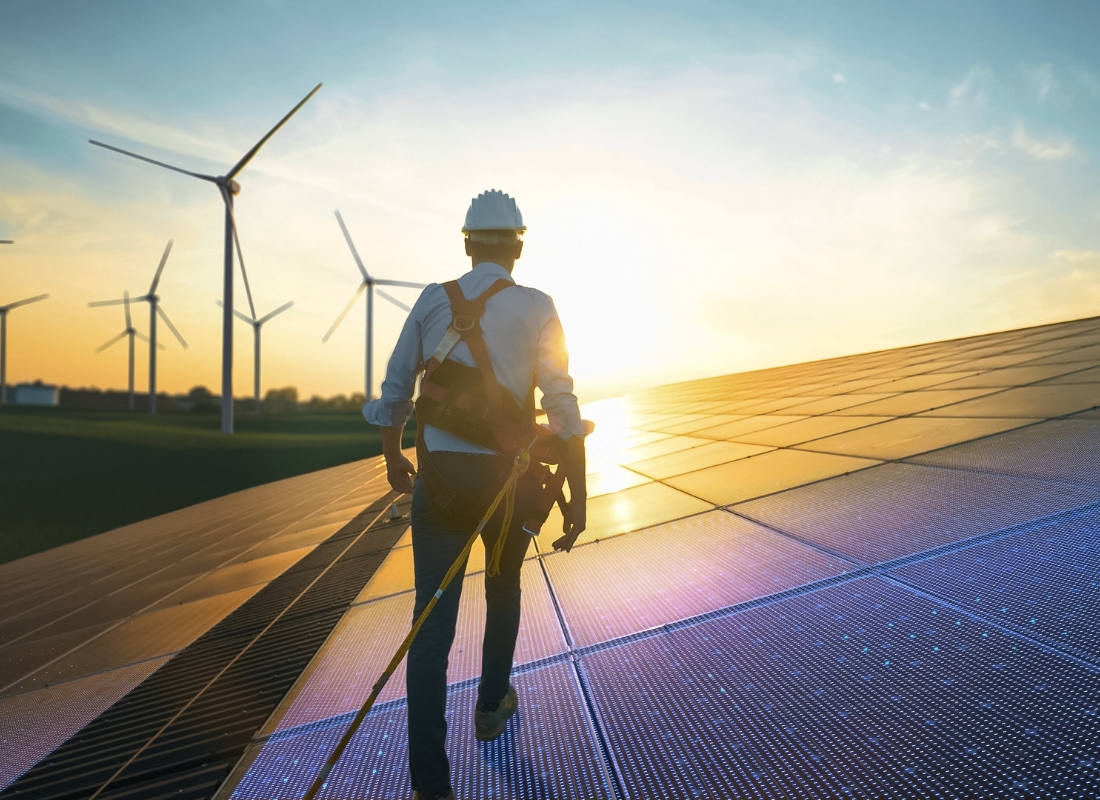 prikaz momka koji šeta po solarnim panelima, ispituje njihov kvalitet