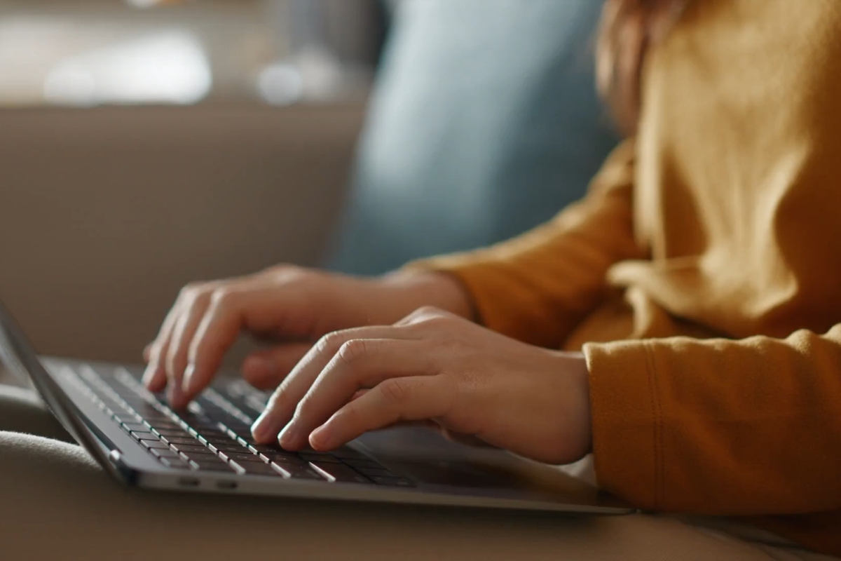 osoba koristi laptop