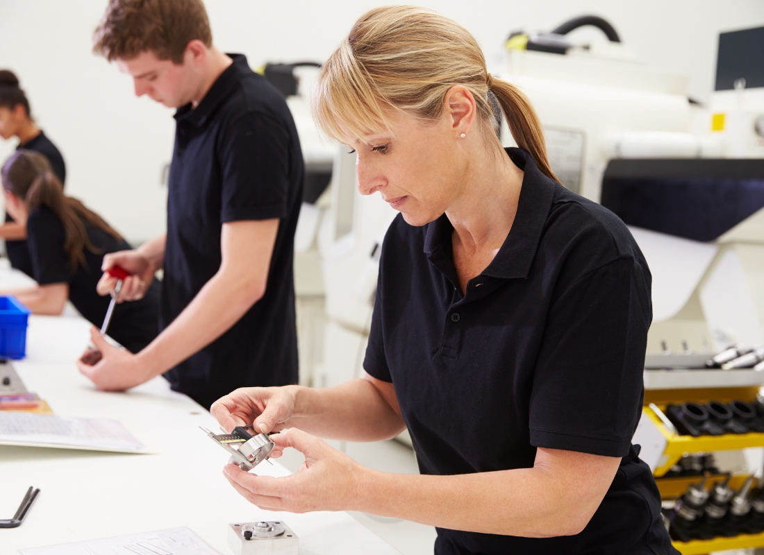 prikaz nekoliko osoba koje rade u maloj firmi u proizvodnji