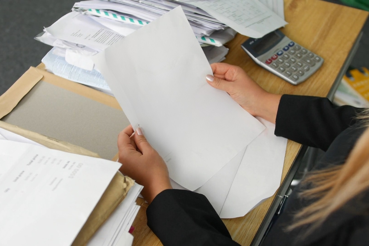 devojka gleda u prazan papir