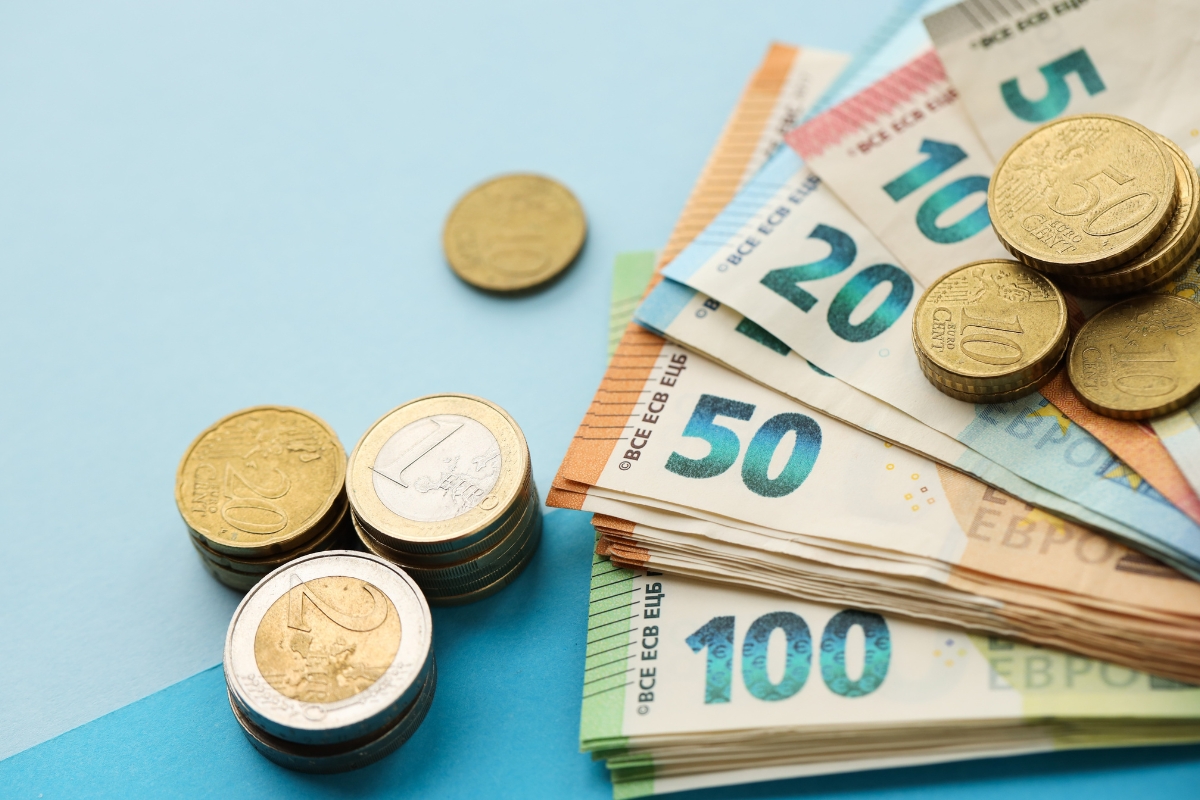 prikaz novca na stolu