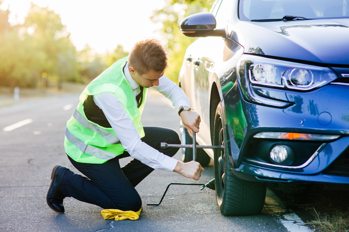 majstor menja gumu na automobilu