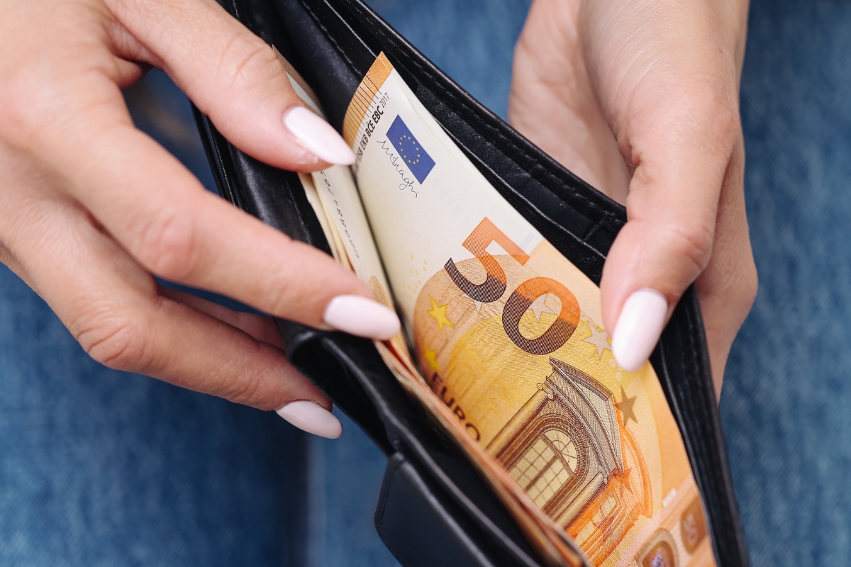 devojka broji novac u novčaniku