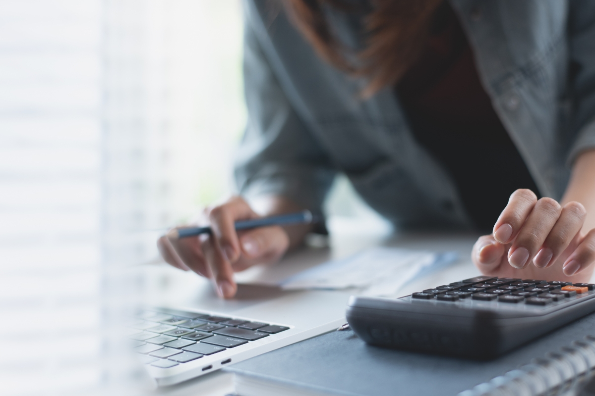 osoba obračunava plate radnicima