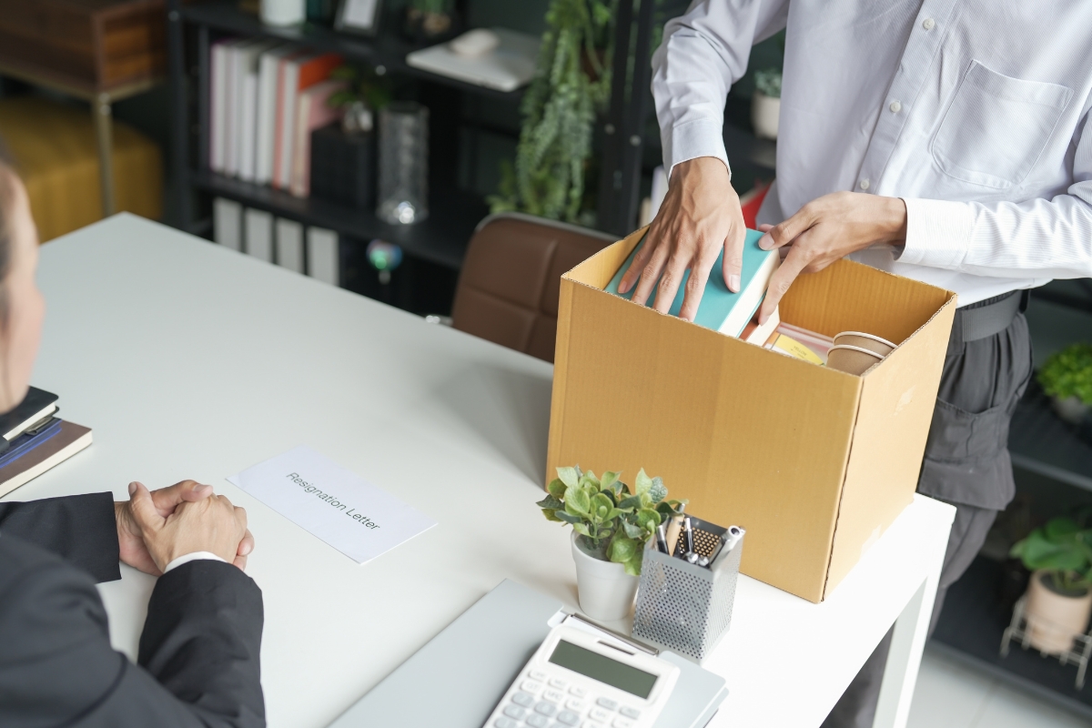 osoba pakuje stvari nakon datog otkaza