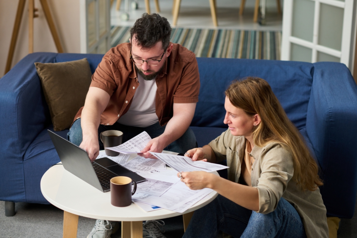 osobe vode poslovne knjige koristeći laptop