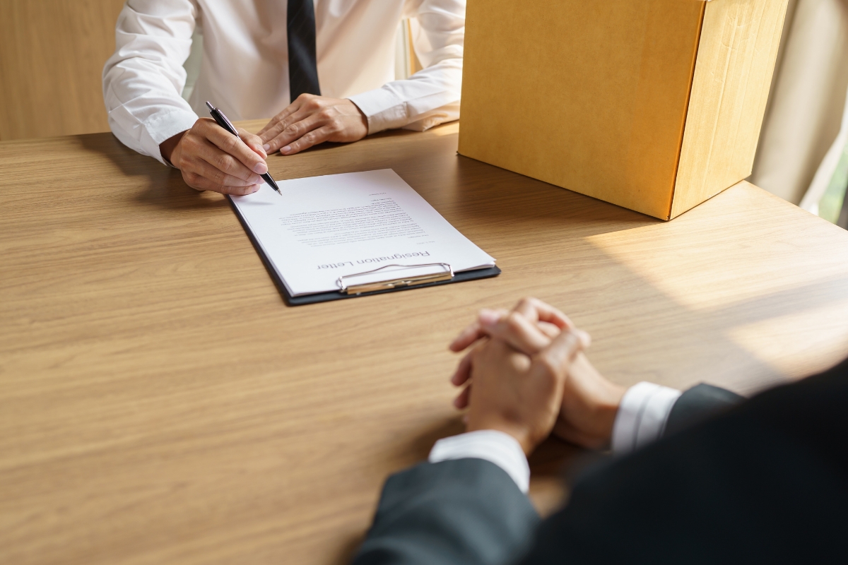 osoba potpisuje papir za otkaz