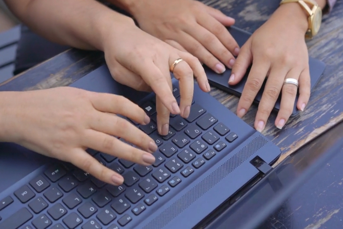 devojka kucka po tastaturi laptopa