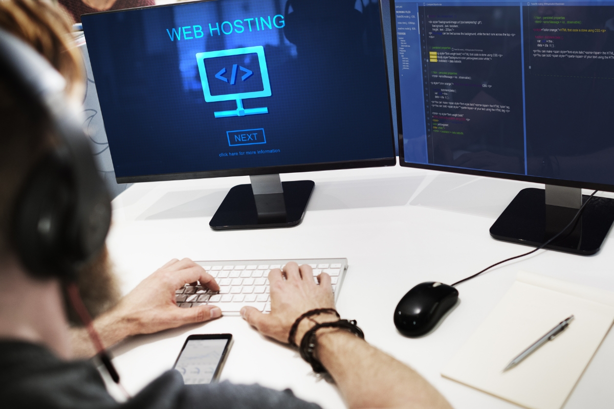 momak koristi kompjuter, proverava svoj web hosting