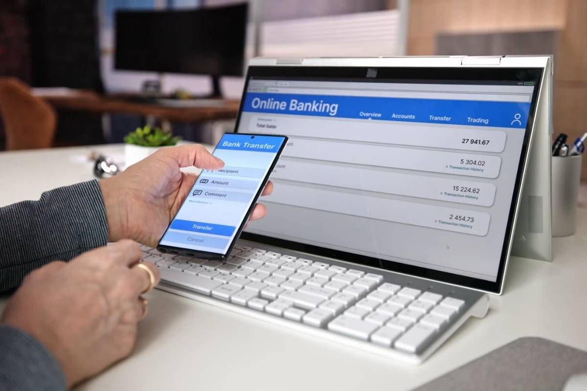 osoba prebacuje novac sa jednog računa na drugi online