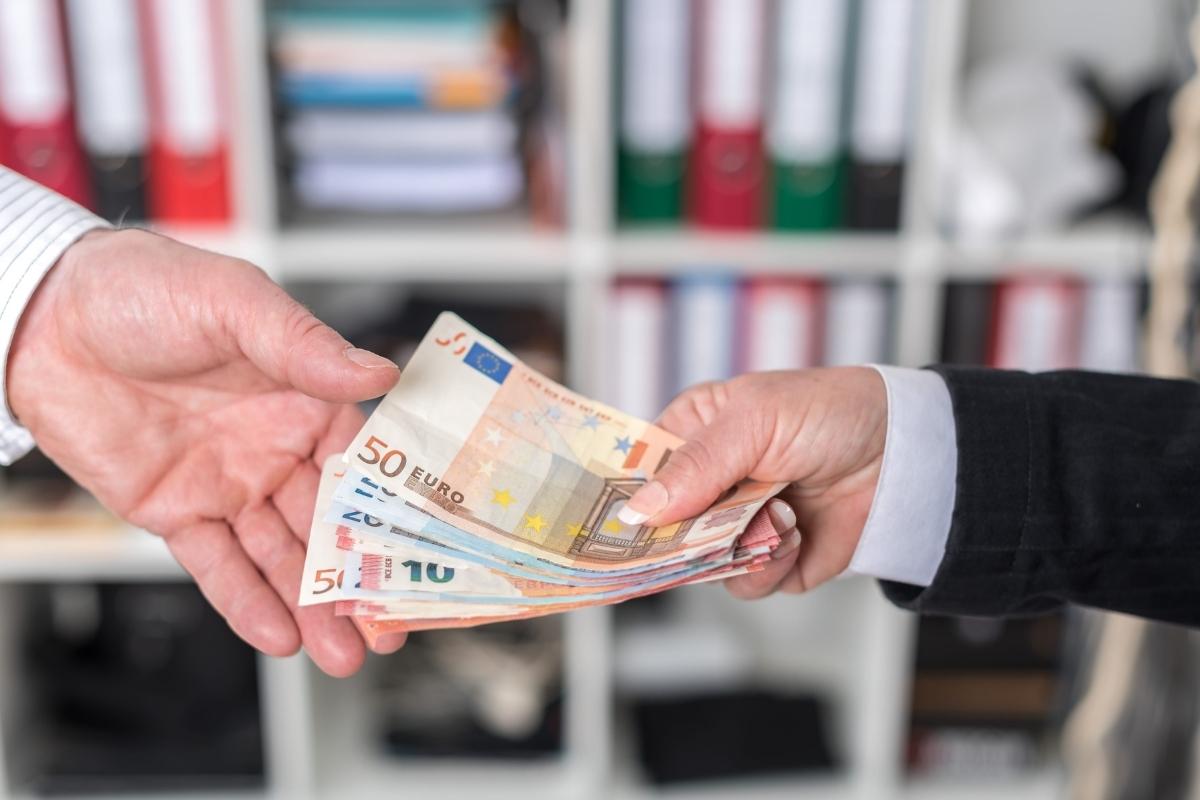 prikaz dve ruke sa, jedna uzima novac od druge
