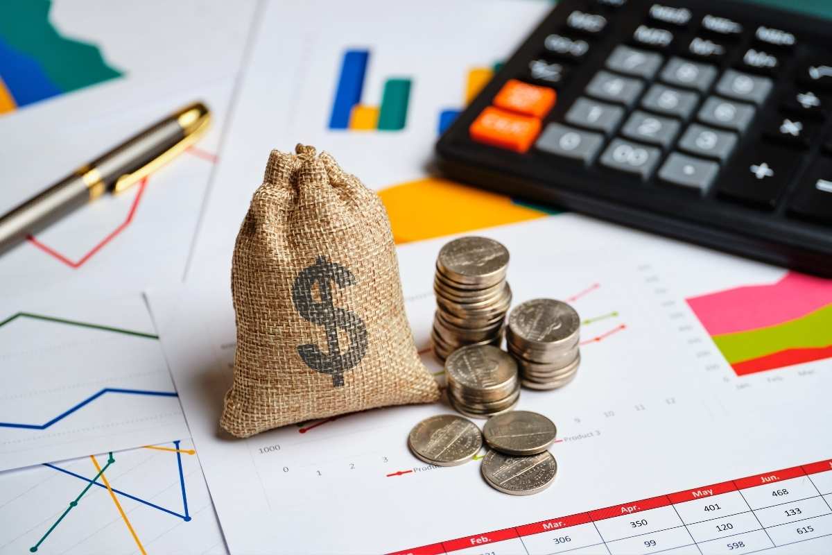 Među finansijskim pokazateljima i alatima, jutana vreća puna novčića simbolizuje štednju i investicionu strategiju, naglašavajući važnost mudrog upravljanja novcem u današnjoj ekonomiji.